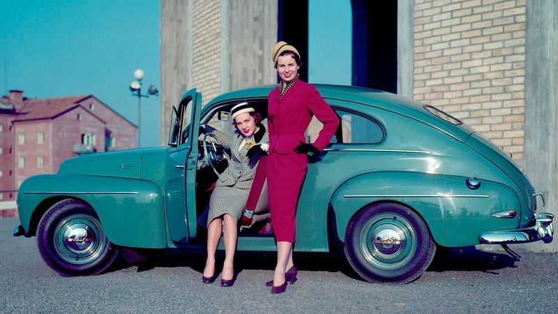 Der Volvo PV444 debütierte 1944, doch es dauerte es bis Anfang 1947, bis der „Buckel-Volvo“ die staatliche Zulassung erhielt. Bis dahin lagen bereits über 10.000 feste Bestellungen vor. (Bild: Volvo)
