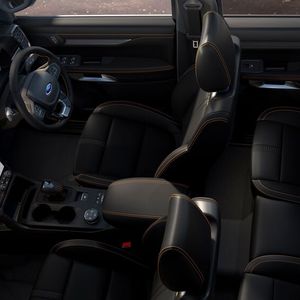 Deutlich aufgewertet präsentiert sich der Innenraum: Unterschäumte Kunststoffe sollen für angenehme Haptik, zahlreiche Ablagen und Staufächer für Alltagstauglichkeit sorgen. (Bild:  Ford)