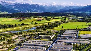 Die „Fabrik der Zukunft“ steht in Blaichach/Immenstadt im Allgäu: Hier fertigt Bosch Hightech-Systeme für aktive Fahrsicherheit und verbindet Nachhaltigkeit mit wirtschaftlichem Erfolg. (Bild: Bosch)