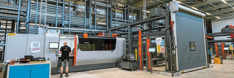 Die Laserschneidmaschine Bystar Fiber verfügt über 12 kW Laserleistung und ist mit einer automatischen Sortierlösung ausgestattet und über automatisierte Linearsysteme mit dem zentralen Blechlager verbunden. Die Laserschneidmaschine Bystar Fiber verfügt über 12 kW Laserleistung und ist mit einer automatischen Sortierlösung ausgestattet und über automatisierte Linearsysteme mit dem zentralen Blechlager verbunden.