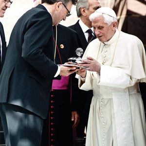 Überreichung der Schale an Papst Benedikt XVI durch OB Dieter Salomon 