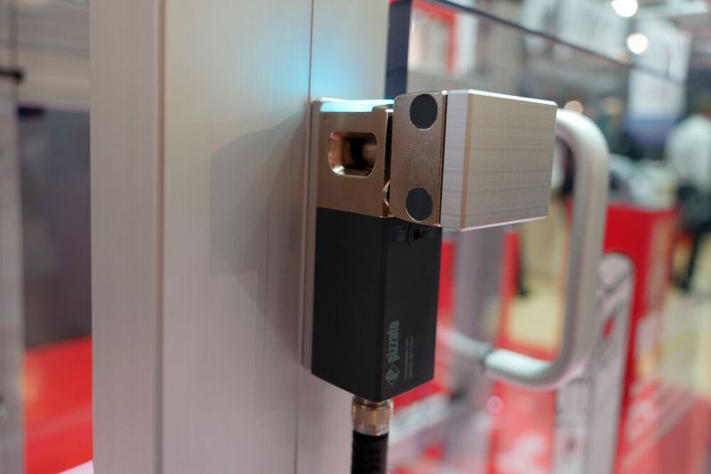 Pizzato zeigte seinen neuen Sicherheitsschalter der Serie NX. Dabei handelt es sich laut dem Unternehmen um den weltweit kleinsten RFID Sicherheitsschalter mit Zuhaltung: das Gerät ist nur 94,5 Millimeter hoch. Zum Vergleich: der Vorgänger war noch 191,2 Millimeter hoch. Neu sind außerdem die drei Eingänge für den Betätiger, die dem Sicherheitsschalter mehr Flexibilität ermöglichen. Die NX-Serie soll nächstes Jahr auf den Markt kommen. (Bild: Sandro Kipar/VCG)
