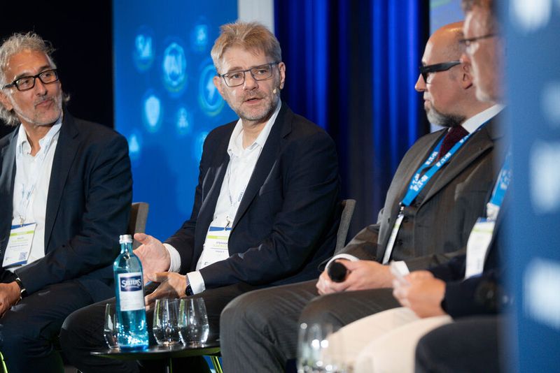 Anschließend wurde unter der Moderation von Roland Broch (eco) diskutiert. Vertreten waren Dr. Ralph Hintemann (Borderstep-Institut) und Christian Richter-Ferenczi (Hessisches Ministerium). (Bild: Vogel IT-Akademie)
