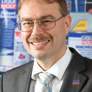 Günter Hiermaier, Leiter Vertrieb Liqui Moly: „Für uns ist der Verkauf von Produkten nicht der letzte, sondern der erste Schritt in der Geschäftsbeziehung zu den Kunden. Niemand soll mit Liqui Moly allein gelassen werden, sondern Hilfe bei Verkauf und Anwendung der Produkte erhalten. Dafür betreibt das Unternehmen einen erheblichen Aufwand.“