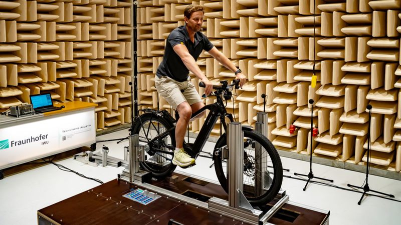 Dr.-Ing. René Beckert, Geschäftsführer der EMEC-Prototyping GmbH, testet unter realen Fahrbedingungen für praxisnahe und belastbare Ergebnisse. (Bild:  EMEC)