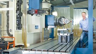 Albert Wiersma, der Geschäfsführer von Alma, neben seiner Bettfräsmaschine. Mit ihr können Teile bis 4000 x 1200 mm bearbeitet werden. (Thomas Entzeroth)