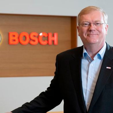 Der Bosch-Chef Stefan Hartung kündigt weitere Sparmaßnahmen für den Konzern an. Auch viele Jobs könnten in den nächsten sieben Jahren wegfallen. Parallel dazu, sieht er das rigorose Verbrennerverbot und die Flottengrenzwerte als Bedrohungen für die hiesige Automobilbranche. (Bild: Bosch)