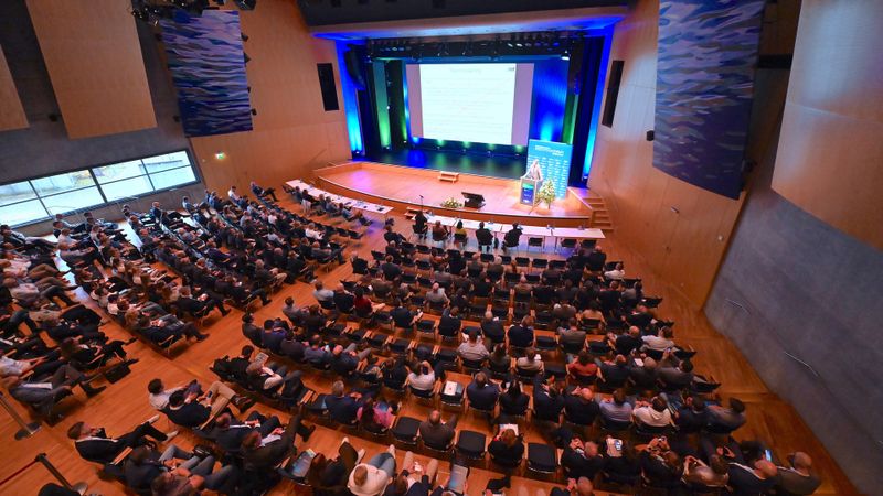 Themenbereiche wie Simulation, Robotik, vernetzte Systeme und künstliche Intelligenz, aber auch Werkstoffe, Fertigungsverfahren und Nachhaltigkeit sind beim Innovation Forum Medizintechnik gesetzt – bei rund 80 Unternehmen und Institutionen in der begleitenden Ausstellung und bei 55 Fachvorträgen.(Bild:  Medical Mountains GmbH/Michael Kienzler)