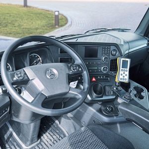 Mit der kompakten Bedieneinheit (Bedienteil u. Joystick) mit großem Display und redundanten Folientasten steuert der Fahrzeugführer die neue Meiller Kommunalhydraulik (MKH).