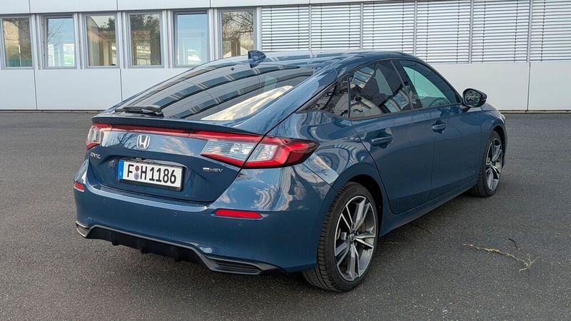 Unverändert geblieben ist hingegen das gelungene Design des flachen, coupéhaften Hecks. Neu ist die dezente Außenlackierung Seabed Blue. (Bild: Simon – VCG)