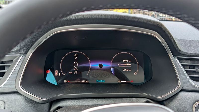 Das Instrumentencluster lässt sich in mehreren Designs darstellen. Es gibt sogar so etwas wie Rundinstrumente – allerdings ohne Skala.  (Bild: Rosenow – VCG)