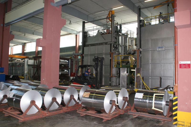 In einem modernen Aluminiumwalzwerk stellt Constantia Teich die Aluminium-Folien für die hochwertige Verpackungen für Lebensmittel und Pharmaprodukte selber her.  Bild: Fronius (Archiv: Vogel Business Media)