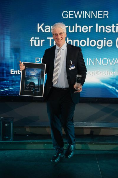 Prof. Dr. Christian Koos (IPQ) nahm den Innovation-Award 2026 entgegen für seine Forschungen und Entwicklungen im Bereich optischer Mikroelektronik/Optical Computing am Beispiel eines elektro-optischen Modulators sowie optischer Mikrochips und optischer Mikrochip-Verbindungen. (Bild: Manuel Emme Fotografie)