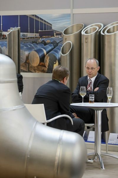 Im Mittelpunkt standen bei der internationalen Rohrfachmesse vor allem die Kundengespräche. (Bild: Messe Düsseldorf/C. Tillmann)