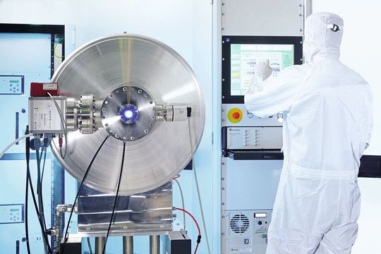 Bild 3: Die gepulste EUV-Quelle am Fraunhofer ILT liefert 40 Watt Leistung, bei einer Wellenlänge von 13,5 Nanometern und ± 1 Prozent in der Bandbreite.(Bild:  Fraunhofer ILT)