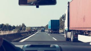 Transporter und Nutzfahrzeuge bis 7,5 Tonnen von Handwerksbetrieben werden dauerhaft von Nutzungsgebühren auf Fernstraßen in der EU befreit.  (gemeinfrei)