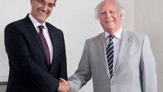 Der ehemalige Geschäftsführer von Romaco Innojet Herbert Hüttlin (rechts) und sein Nachfolger Zeljko Pockaj. (Bild: Romaco)