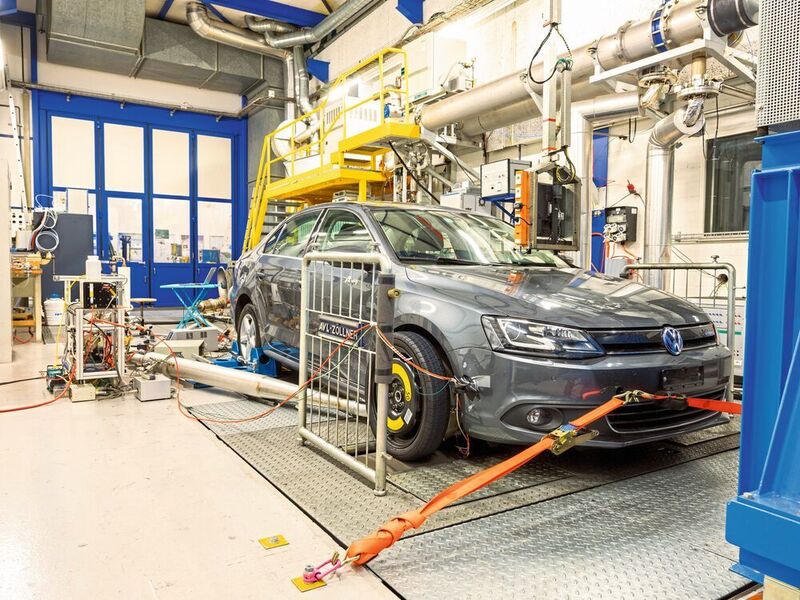 Ein VW Jetta Hybrid ist das Testobjekt am Empa-Prüfstand in der Schweiz. (Empa/ Sabina Bobst, Gian Vaitl)