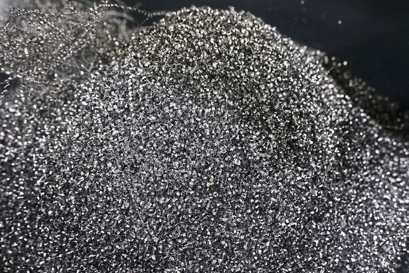 Die Späne blau zu bekommen – das ist nach Aussage der Maschinenbediener mit dem neuen NanoCoolant trotz sehr progressiver Bearbeitungsparameter nahezu unmöglich. Die Wärmeentwicklung ist weit geringer als mit konventionellem Kühlschmierstoff.  (Bild: Maschinenmarkt)