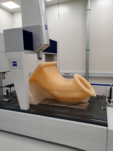 Voluminös und funktional ist dieser bei Herrmann Additive per VFGF-Verfahren gedruckte XXL-Rohrkrümmer für Wasserkraftwerke. Er hält alles aus, was sein muss und kostete den Kunden nur rund die Hälfte von einem konventionell gefertigten Krümmer für die vorgesehene Aufgabe. (Bild: Herrmann Additive)