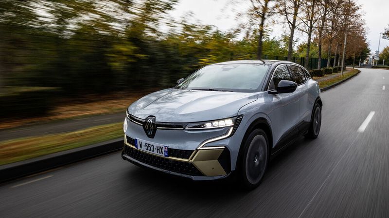 Der elektrische Mégane misst nur 4,21 Meter, ist dabei mit 1,50 Meter aber etwas höher als andere Hatchback-Autos, was ihn ein bisschen wie ein Crossover-Fahrzeug wirken lässt. (Renault)