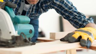 Handkreissägen müssen schnell und zuverlässig gestoppt werden. Dafür sorgen Federdruckbremsen. (Anna Bizon/ iStock)