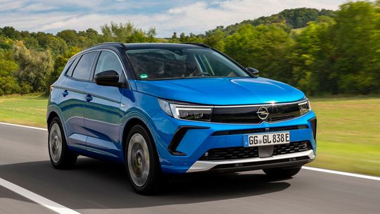 Der Grandland grüßt jetzt mit dem sogenannten Vizor-Gesicht des kleineren Mokka.(Bild:  Opel)