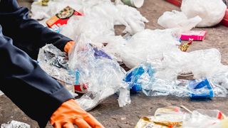 Keine angenehme Arbeit: Müllsortierung. In China wird aktuell an robotischen Lösungen dafür gearbeitet. (©romaset - stock.adobe.com)