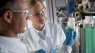 Forschung an Hochleistungs-Batteriematerialien im BASF-Labor in Ludwigshafen. (BASF)