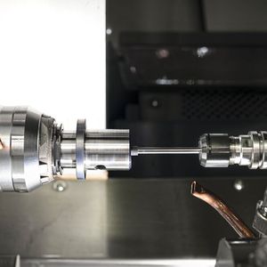 Eine weitere Kernkompetenz der TBS liegt im Herstellen von Spannmitteln, hier wird die Innenkontur geschliffen.(Bild:  Thomas Entzeroth)