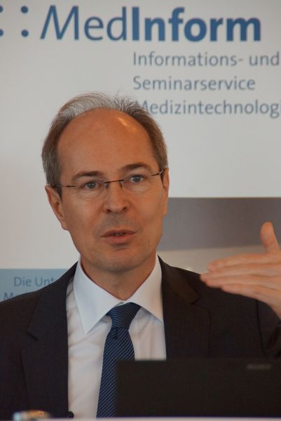 Verbesserungen im Bereich der Benannten Stellen sieht aktuell Dr. Rainer Edelhäuser, Direktor der Zentralstelle der Länder für Gesundheitsschutz bei Arzneimitteln und Medizinprodukten (ZLG). Die Benennung und Überwachung dieser „Zulassungsstellen“ für Medizinprodukte sei nach dem PIP-Skandal stärker in den Fokus gerückt. (Bild: BVMed)