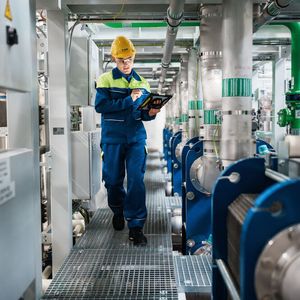 Anlagenrundgang durch die neue Elektrolyse-Anlage.(Bild:  BASF)