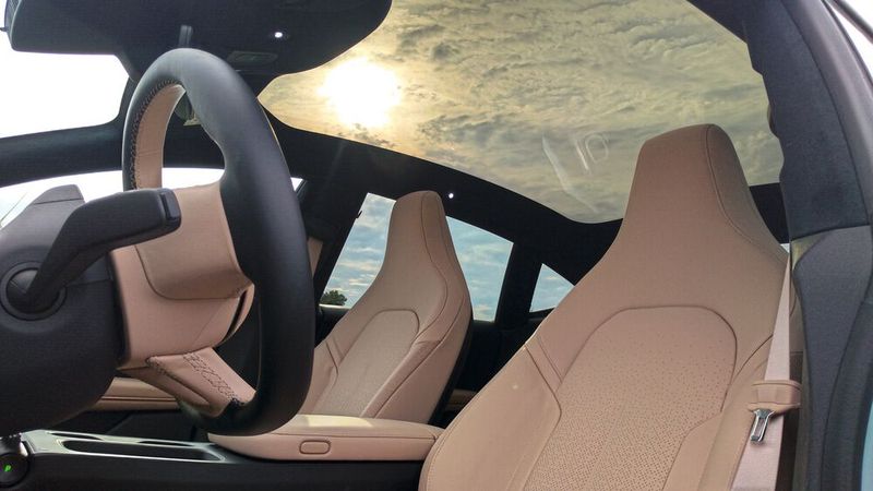 Raumgefühl: Das große Panoramadach gehört zur Serienausstattung. Die Sitze sind auch für große Menschen und auf langen Strecken bequem. Je nach Ausstattung sind sie beheizt, belüftet und haben eine Massagefunktion. (Bild: Thomas Günnel/Automobil Industrie)