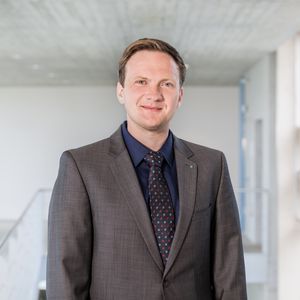 „Das Erlernen eines komplexen Prozessmodells rein aus den zirka 700 Live-Daten eines Spritzgießprozesses und der zugehörigen Beistellaggregate, also ohne händische Modellierung, ist sehr spannend und liefert viele Möglichkeiten der Live-Prozessoptimierung“, sagt Felix Georg Müller ist CEO und Co-Founder der Plus10 GmbH.(Bild:  plus10 GmbH)