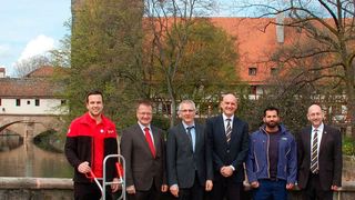 Gruppenbild der Protagonisten des Feldversuchs zur intelligenten City-Logistik in Nürnberg. (Bild: DPD)
