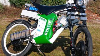 Das neue entwickelte E-Bike erlaubt beim Beschleunigen wie beim Verzögern eine entsprechend angepasste Drehmomentverteilung zwischen den Antrieben an Vorder- und Hinterrad, was Fahrstabilität und Sicherheit erhöht. (Matthias Baumann, Universität Ulm)