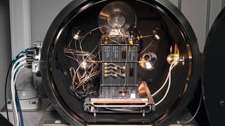 Der Probelauf: In einer Thermal-Vakuum-Kammer bereitete sich der FOBP unter simulierten Weltall-Bedingungen auf den realen Einsatz vor. (Bild: Fraunhofer IIS / Paul Pulkert)