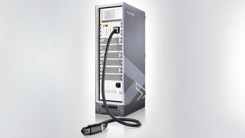 Master Rack des "vcts.performance" mit MCS-Ladekabel(Bild:  Vector Informatik)