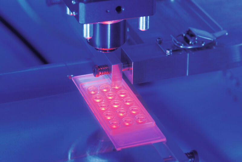 Übertragung von Biomaterialien auf ein Microarray-Chip mittels LIFT-Verfahren. Das Verfahren lässt sich überall dort anwenden, wo kleinste Mengen an Material punktgenau auf einem Empfängerträger aufgebracht werden sollen. (Bild: Fraunhofer ILT)