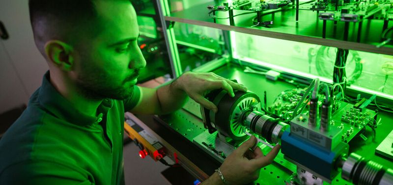 Um die Temperaturverteilung im Elektromotor in Echtzeit mit KI-Methoden schätzen zu können, sammelte Doktorand Saeed Farzami an einem Teststand Massen von Daten. Hierzu stattete er einen Elektromotor an allen kritischen Stellen mit Sensoren aus: an verschiedenen Orten in den Wicklungen, im Rotor und auch am Gehäuse. (Bild:  Oliver Dietze)