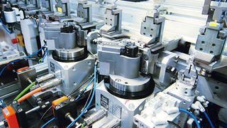 Linearmontagesystem LS 280 im perfekten Zusammenspiel mit ST 140 High-Torque-Dreheinheiten in medizintechnischer Anlage von Jouhsen-Bündgens. (Boild: Weiss)