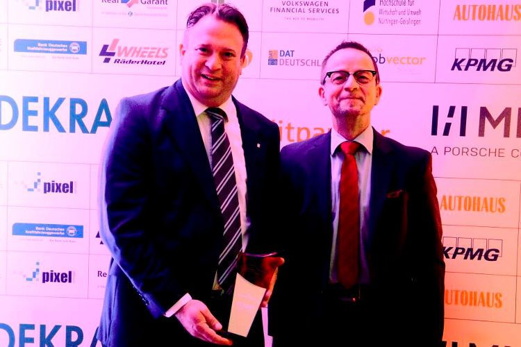 Bester Branchendienstleister war MHP, vertreten durch Sven Kalus (li.). (Foto: IFA)