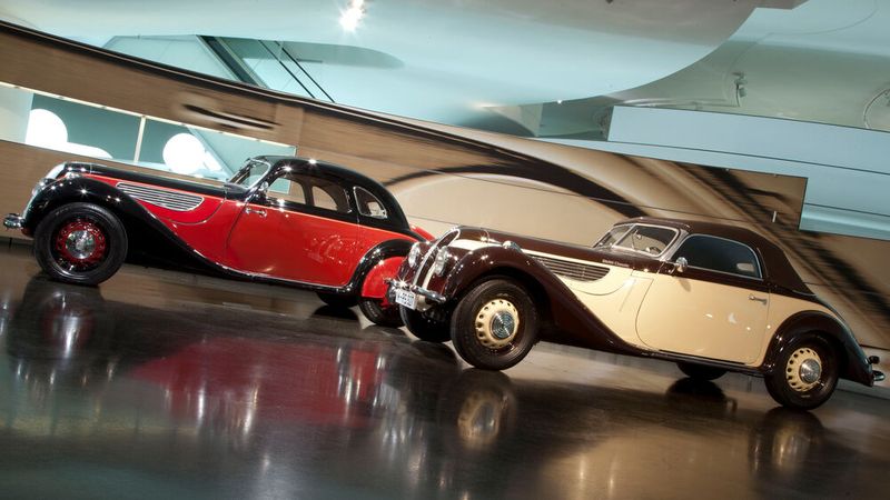 Begehrenswerte Bayern-Stürmer der 1930er Jahre: BMW 327 Coupé und 328 Cabrio. Den 327 baute BMW von 1937 bis 1941 in seiner Zweigniederlassung in Eisenach. Die Karosserien lieferte der Berliner Hersteller Ambi-Budd. Während der vierjährigen Produktionszeit wurden 1.606 Cabriolets und 265 Coupés hergestellt. Der längs hinter der Vorderachse eingebaute Sechszylinder-Reihenmotor mit einem Hubraum von 1.971 cm³ stammt von der Limousine 326. Der 328 war ab Februar 1937 zum Preis von 7.400 Reichsmark erhältlich. 464 Wagen wurden laut Angaben der BMW AG bis Anfang 1940 gebaut. (Bild: BMW)