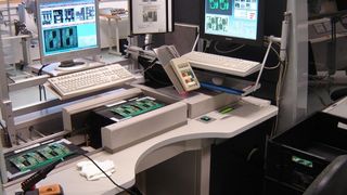 Der Produktionsleiter der Lemförder Electronic vor der Viscom S6055 (Archiv: Vogel Business Media)