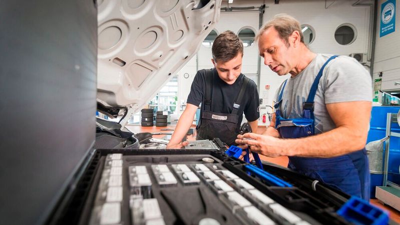 Um die Ausbildung im Kfz-Gewerbe attraktiver zu gestalten und das Recruiting effektiver zu gestalten, führt der ZDK gemeinsam mit der DAT eine Onlinebefragung durch. (Bild:  ProMotor)