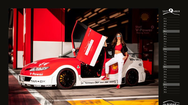 Grundsätzlich sind die Farben von Auto, Model und Hintergrund aufeinander abgestimmt. (Bild: Auktion & Markt)