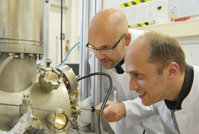 Experten für Miniaturisierung: Dr. Manuel Gruber und Torben Jasper-Tönnies vor dem Scanning-Tunnel-Mikroskop, mit dem sie das Spin-Crossover-Molekül manipulieren. (Julia Siekmann, Kiel University)