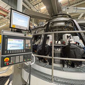 Die Steuerung erreicht alle Stationen gleichzeitig und simultan. Durch sie ist der automatisierte Prozess vom Beladen, über die hochpräzise Fertigung bei gleichzeitiger Bauteilüberwachung bis zum Entladen möglich.(Bild:  Surplex)