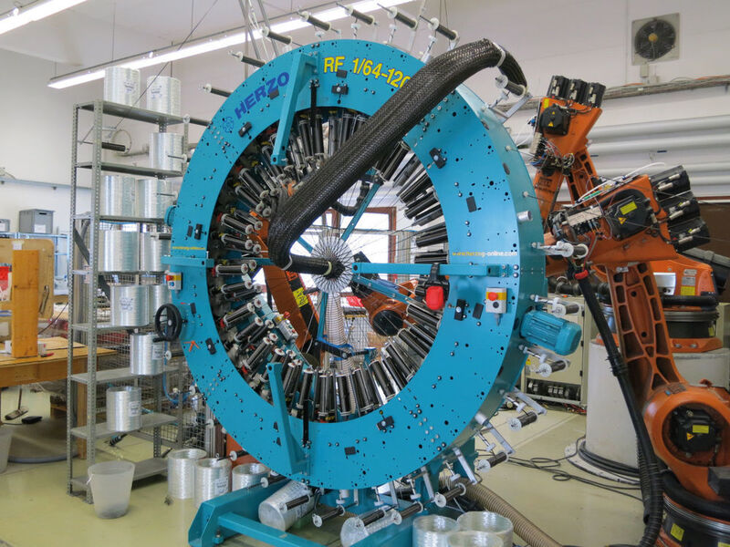Automatisiertes Flechtverfahren mit flexiblem Flechtkern zur Herstellung komplexer Hohlbauteile (Bild: Munich Composites)