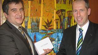 Dr.-Ing. Rafal Bugyi, neuer Geschäftsfüherer Hüttinger Electronic Sp. z.o.o., und Dr. Dieter Pauschinger, Geschäftsführer Hüttinger Elektronik GmbH + Co. KG, Freiburg, besiegelten den Kauf.  (Foto: Trumpf)